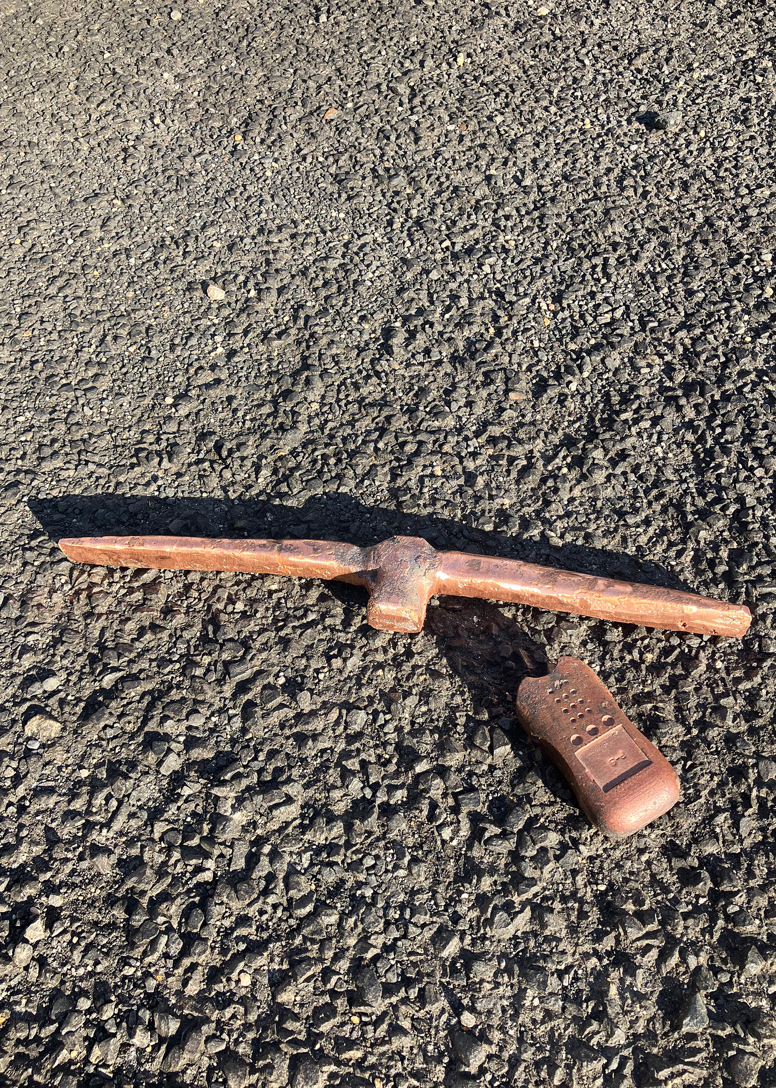 Sous le goudron, les bronzes, Pierre et Sidonie, pioche et talkie-walkie